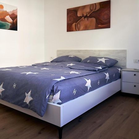 Central Beach Apartment Sarandë Buitenkant foto