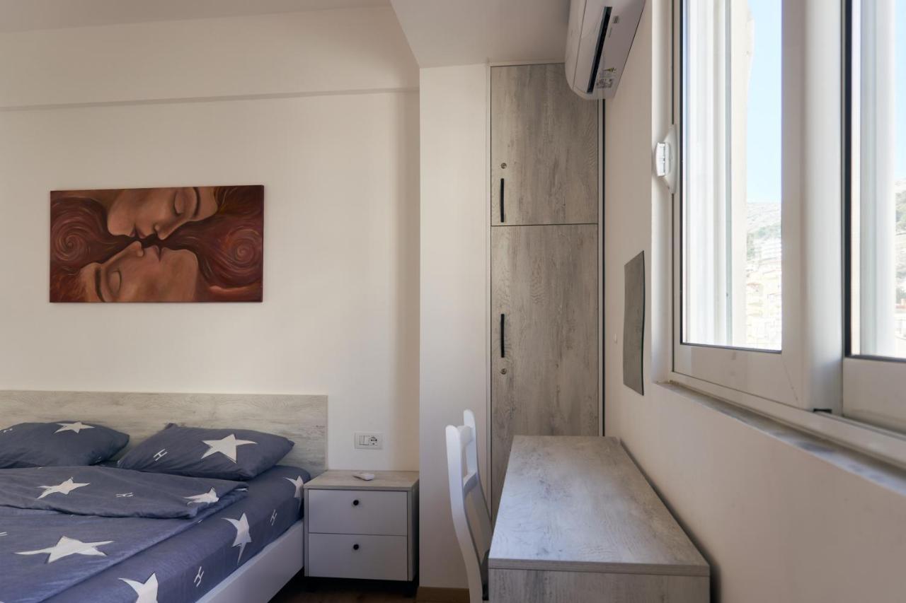 Central Beach Apartment Sarandë Buitenkant foto